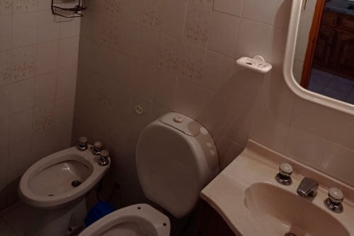 imagen de banio social de uno de los departamentos de 2 habitaciones en Copahue