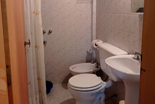 imagen de banio de departamentos en Copahue