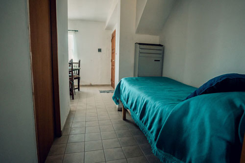 pasillo de departamento 8 con cama twin